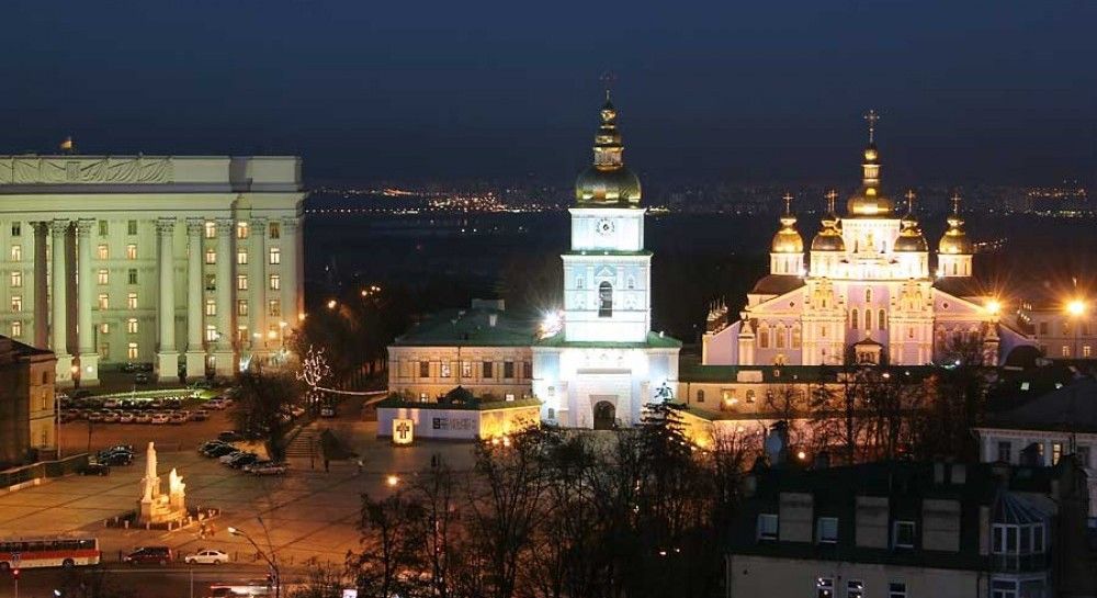 Киев 14. Михайловская площадь Киев. Киев Михайловский площадь. Михайловская площадь Киев выставка.