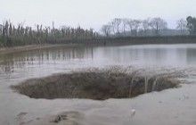 В Китае целое озеро с 25 тоннами рыбы провалилось под землю (видео)