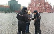 На Красной площади задержан пикетчик в маске Путина (фото, видео)