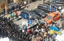 Правоохранители плотными рядами оттесняют протестующих на Банковой, ранен фотограф