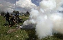 Близько 300 мігрантів постраждали при спробі прориву на кордоні Греції та Македонії