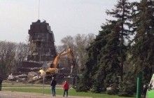 У Харкові розпочався демонтаж постаменту найбільшого в Україні пам'ятника "вождю" (фото)