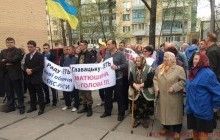 Селищну раду Коцюбинського на Київщині намагалися захопити, люди вийшли на віче (відео)
