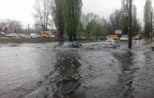 У Києві через рясний дощ затопило вулиці (фоторепортаж)