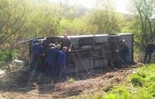 На Хмельниччині перекинувся автобус з людьми - на ходу відлетіло колесо (фото)
