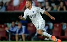 Футбол против курения: игрок "Копенгагена" попал мячом в девушку с сигаретой (видео)