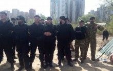 На место скандальной стройки на Здолбуновской в Киеве навезли титушек, произошла драка (фото)