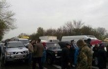 Під Миколаєвом селяни заблокували трасу з вимогою повернути їм пасовища, виділені учасникам АТО (фото)