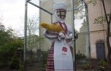 У Житомирі на відкритті дому культури встановили 3-метрову ляльку-мотанку (фото)