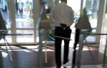 Кива продолжает ходить с пистолетом "в трусах" - уже в центре Киева (фото)