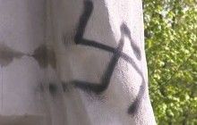 Задержан харьковчанин, из-за ссоры с девушкой нарисовавший свастику на памятнике воинам-НКВДистам