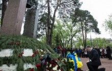 Порошенко, Гройсман та Парубій поклали квіти до меморіального кургану "Героям Чорнобиля" (фото)