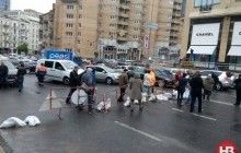 У Києві мешканці перекрили центральну вулицю, вимагаючи знесення незаконної прибудови (фото, відео)