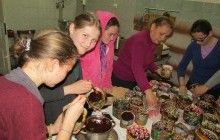 Вихованки колегіуму "Знамення" з Тернопільщини передали в зону АТО близько 200 пасок