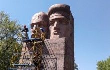 "Азовцям" та членам ПС не вдалось зруйнувати пам'ятник чекістам на Либідській площі у Києві