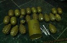 У Дніпропетровську на залізничному вокзалі затримано військовослужбовця з великою кількістю гранат та патронів (фото)