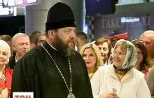 Благодатний вогонь з Єрусалиму прилетів до Києва (відео)