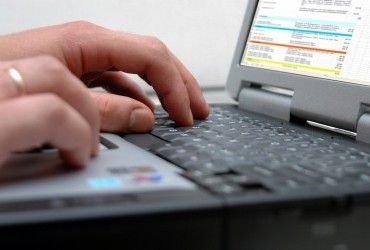 Баланс тижня: Україна та Франція уклали угоди на 1,3 млрд євро, Кабмін створив Бюро економічної безпеки та запровадив держрегулювання цін на бензин