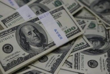 Скільки коштуватимуть 100 доларів в Україні: прогноз банкіра до кінця травня