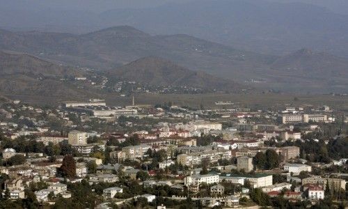 На кожному будинку є сліди від куль: