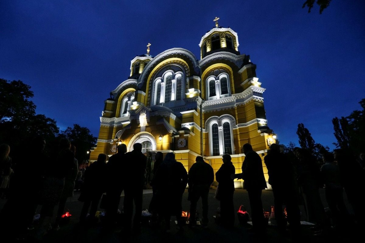 Володимирський собор у великодню ніч / Ілюстрація REUTERS