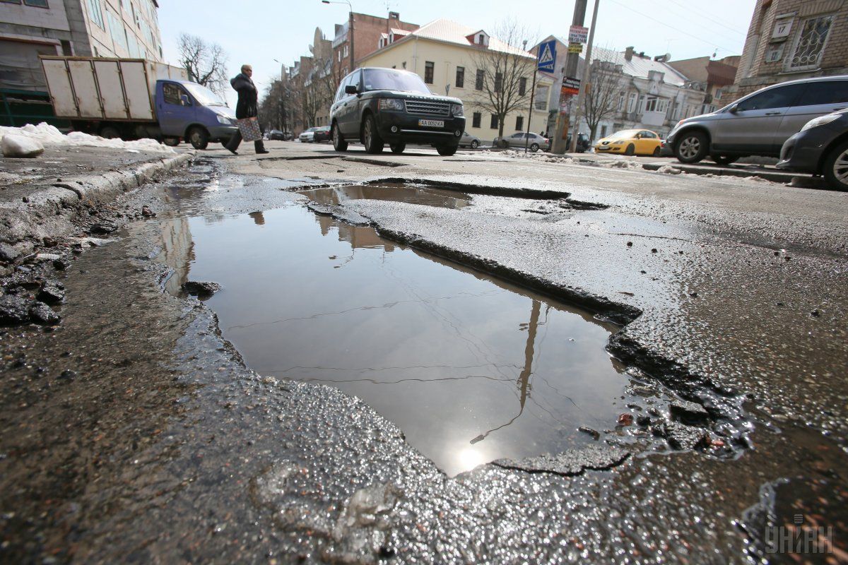 'Могло бути ще гірше': чиновник пояснив, чому асфальт на дорогах зійшов разом зі снігом
