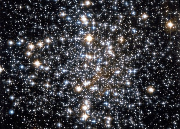 В звездных скоплениях с быстро стареющими звездами образуется больше ультрафиолетового излучения / Фото Hubble Space Telescope via NASA