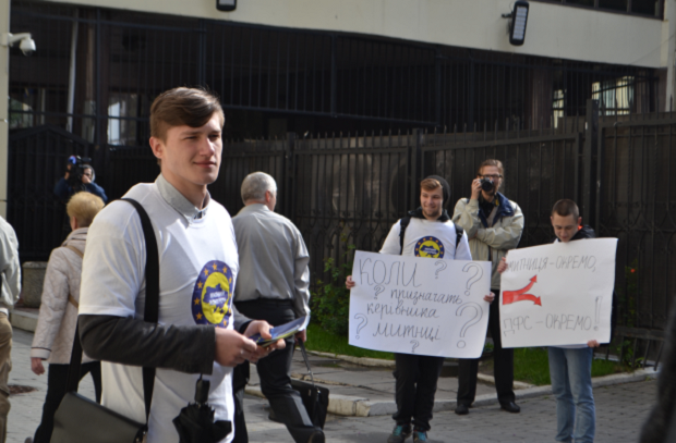 Активісти Митного контролю провели пікетування будівлі ДФС з вимогою проведення реформ Активісти Митного контролю провели пікетування будівлі ДФС з вимогою проведення реформ