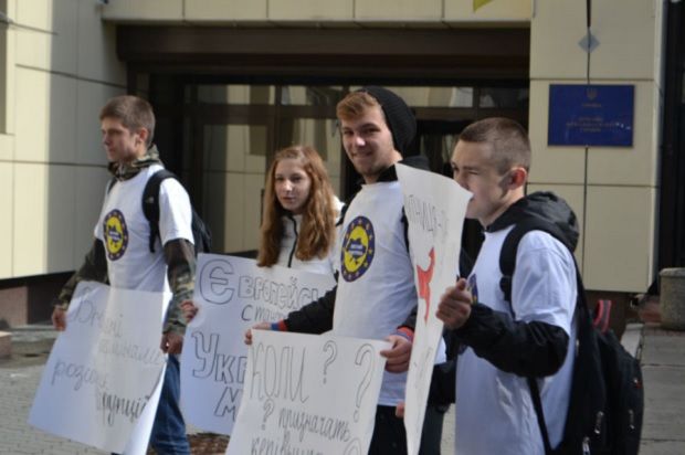 Активісти Митного контролю провели пікетування будівлі ДФС з вимогою проведення реформ Активісти Митного контролю провели пікетування будівлі ДФС з вимогою проведення реформ