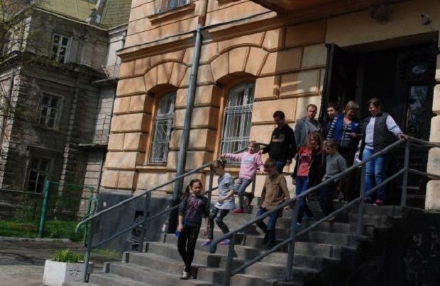 У Львівській школі-інтернаті №2 впала стеля / Фото mns.gov.ua У Львівській школі-інтернаті №2 впала стеля / Фото mns.gov.ua