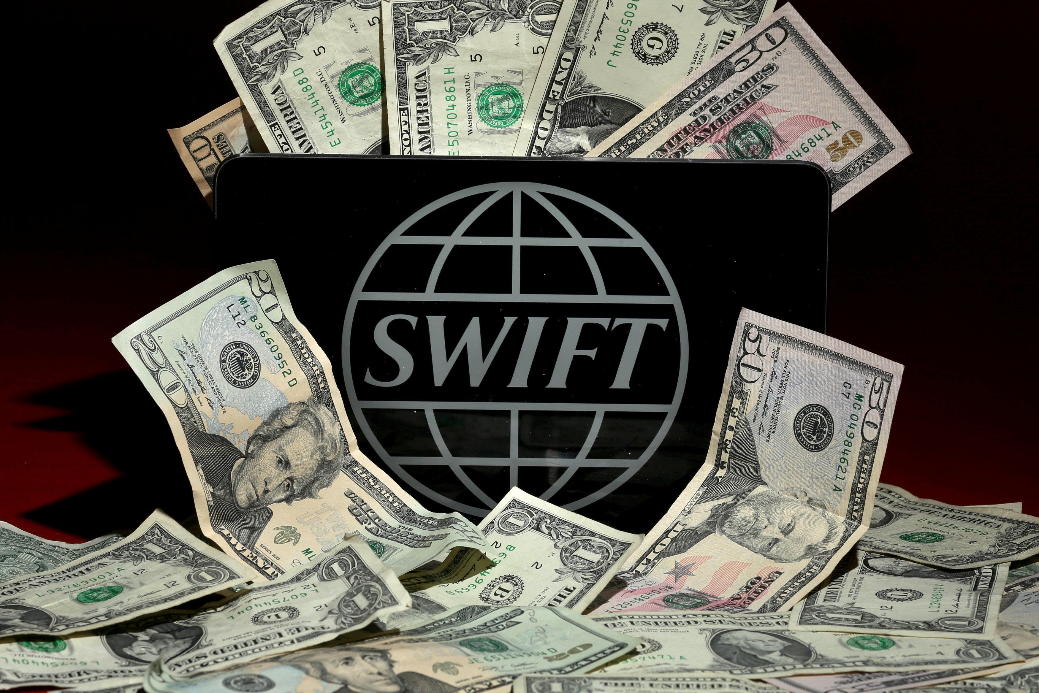 Все больше стран дает согласие на отключение России от SWIFT \ фото REUTERS 