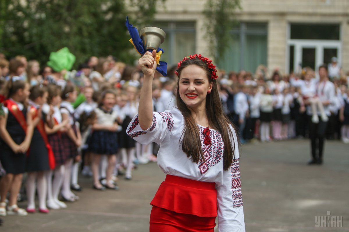 В Киеве отмечают праздник Последнего звонка онлайн / УНИАН
