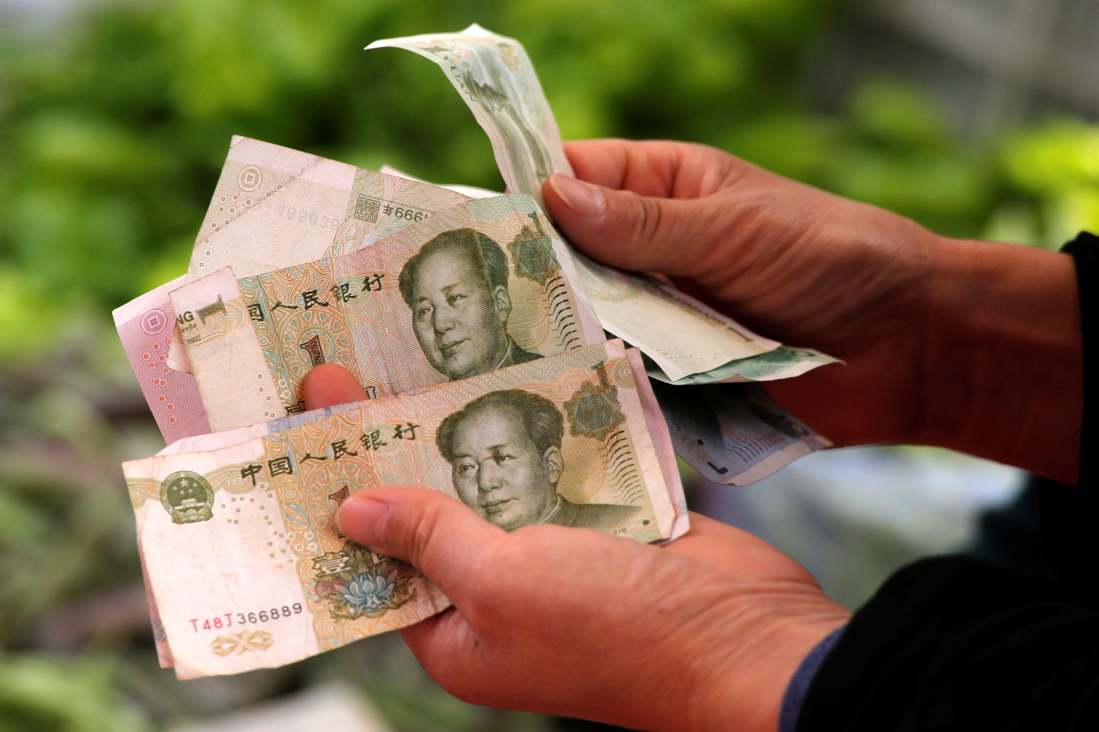 Курс юаня наличные. Валюта Китая юань. КНР валюта юань. Китайский юань жэньминьби. Валюта Китая купюры.