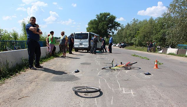 Велосипедист потрапив під колеса автомобіля Велосипедист потрапив під колеса автомобіля