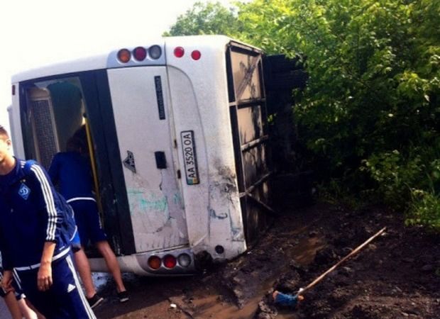 Автобус дитячої команди 'Динамо' перекинувся по дорозі на матч Автобус дитячої команди 'Динамо' перекинувся по дорозі на матч