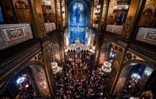 У Великодню ніч президент із дружиною молилися за Україну в кількох храмах Києва