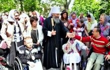 Предстоятель УПЦ зустрівся з дітьми з функціональними обмеженнями та їхніми батьками