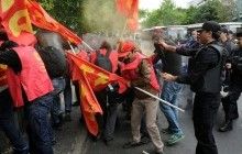 У Стамбулі поліція застосувала водомети і сльозогінний газ для розгону першотравневої демонстрації (фоторепортаж)