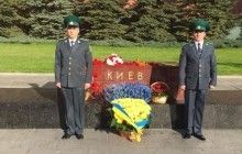 Посольство Украины в РФ возложило желто-синие цветы у стелы городу-герою Киеву в Москве и выставило почетный караул
