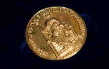 Папе Римскому в Ватикане вручили премию Карла Великого