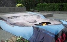 Вічний вогонь у парку Слави в Києві накрили плакатом із зображенням Путіна