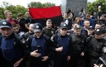 День Перемоги у Києві: у парку Вічної Слави відбулися зіткнення з підпалом георгіївської стрічки (фоторепортаж)