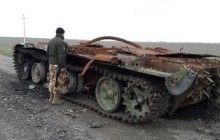У районі АТО знайшли згорілий російський танк та заборонені протипіхотні міни (фото)