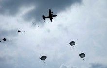 У Росії зникли три десантника після навчальних стрибків з парашутом