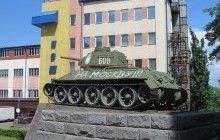 "На Москву!": у Чернівцях невідомі розмалювали монумент з танком Т-34 (фото)