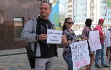 "Дайте справку, как у Труханова": Одесситы пикетировали консульство РФ из-за спора о гражданстве мэра (фото, видео)