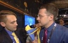 Журналист на "Евровидении" повязал украинский флаг на микрофон пропагандисту из РФ и посоветовал покаяться (видео)