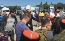 В аеропорту Анапи ряджені "казачки" напали на Навального і його працівників (відео)