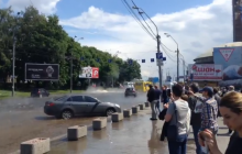 У Києві біля Ocean Plaza прорвало водопровід, 20-метровий струмінь пробив асфальт (відео)