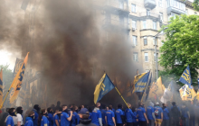 Марш полку "Азов" у центрі Києва: поліція заперечила повідомлення про постраждалих і вибухові пакети